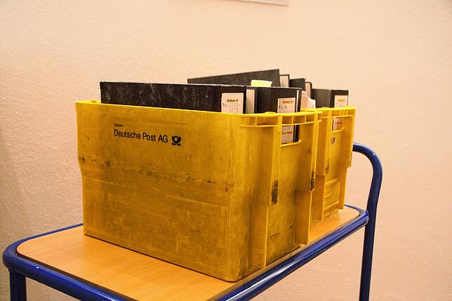 Aktenberge werden zum Berufungsprozess gefahren. Sie umfassen rund 4000 Seiten.