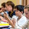Kinder und Jugendliche nutzen das Smartphone zum lernen, wie hier in einer Schule in Freiburg, aber das Handy birgt auch Gefahren.