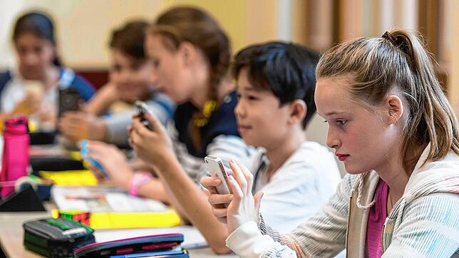 Kinder und Jugendliche nutzen das Smartphone zum lernen, wie hier in einer Schule in Freiburg, aber das Handy birgt auch Gefahren.