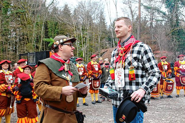 Ein Erste-Hilfe-Set für OB Simon Gröger (rechts) gibt es von Oberholzer Andreas Fiedler.