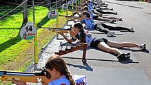 Am Schießstand entscheidet sich so manches Biathlon-Rennen – hier findet für die Schülerinnen S12-S13 das Schießen mit dem Luftgewehr ...