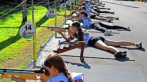 Am Schießstand entscheidet sich so manches Biathlon-Rennen – hier findet für die Schülerinnen S12-S13 das Schießen mit dem Luftgewehr ...
