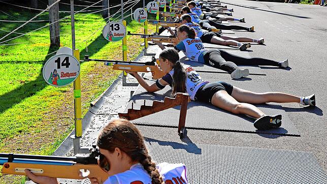 Am Schießstand entscheidet sich so manches Biathlon-Rennen – hier findet für die Schülerinnen S12-S13 das Schießen mit dem Luftgewehr ...