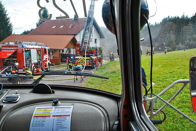 Die realistische Übung verlangt den Rettungskräften einiges ab.