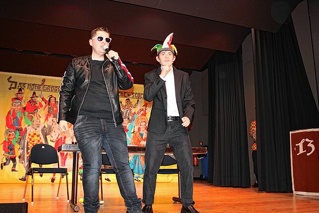 Wenn der Wendler (links: Timo Gabele) mit dem Narrenrichter (Florian Bender) singt, ist das nicht unbedingt ein Erfolgsgarant. Das ...