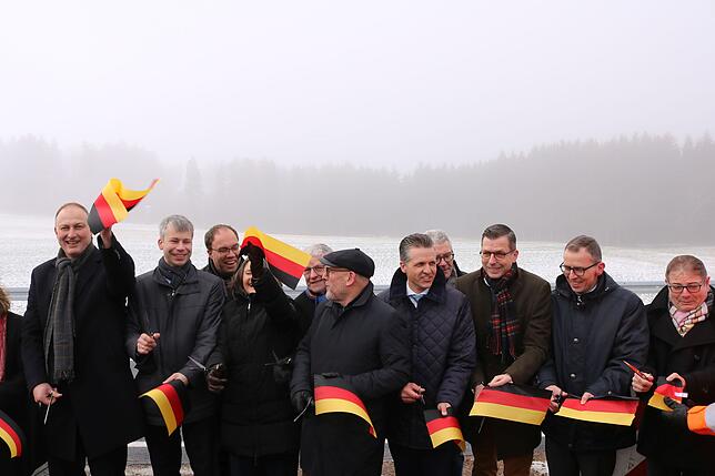 Scherenschnitt am Fahrbahnrand (von links): Bürgermeister Michael Kollmeier, Staatssekretär Steffen Bilger, Gemeindereferent Harald ...