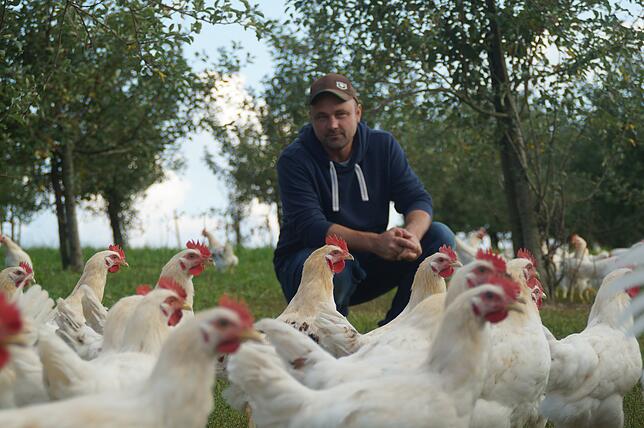 Bei Landwirt Thomas Hafner im Hohenlohekreis dürfen Hähne aufwachsen. Er ist wie Christoph Hönig aus Mühlingen ein Mitglied der ...