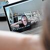 Jacqui Forster gibt ihre Anweisungen im Gesangsunterricht nun über ein Video-Telefonat an ihre Schüler weiter. Es stehen nicht nur ...