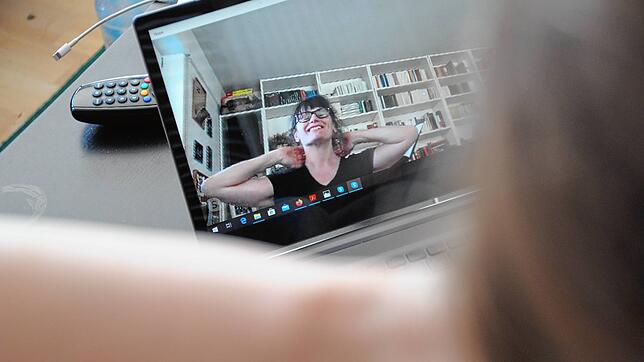 Jacqui Forster gibt ihre Anweisungen im Gesangsunterricht nun über ein Video-Telefonat an ihre Schüler weiter. Es stehen nicht nur ...