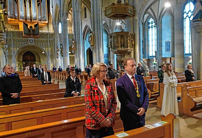 Viel Platz zwischen den Gottesdienstbesuchern am 1. Schwedensonntag: Oberbürgermeister Jan Zeitler mit Amtskette, an seiner Seite seine ...
