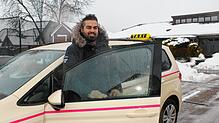 Metin Kulu sitzt selber hinterm Steuer. Sieben Fahrzeuge, darunter Großraumtaxis und ein speziell für Rollstuhlfahrer umgebauter Caddy, ...