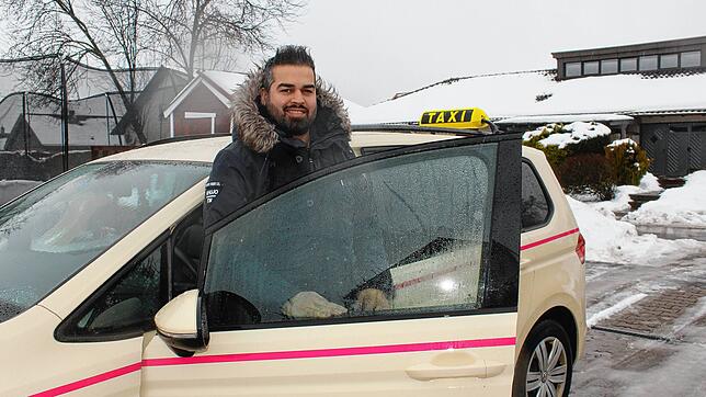 Metin Kulu sitzt selber hinterm Steuer. Sieben Fahrzeuge, darunter Großraumtaxis und ein speziell für Rollstuhlfahrer umgebauter Caddy, ...