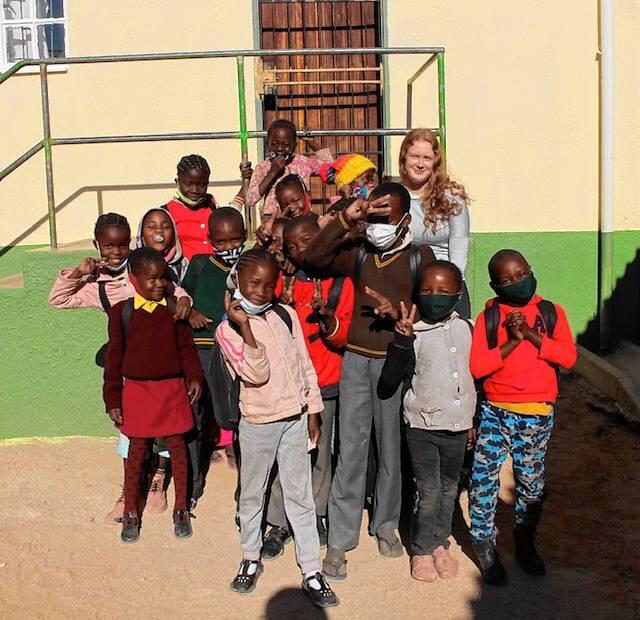 Die Kinder vermissen sie am meisten: Salome Thanei mit ihren Schülern. Bild: privat