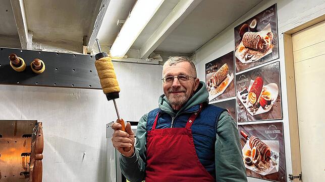 Vlad Ioan freut sich sehr darüber, dass sein rumänisches Gebäck so gut bei den Häfler Kunden ankommt.