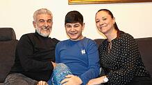 &bdquo;Wir sind glücklich, dass er da ist&ldquo;: Antonio mit seinen Eltern Maria und Vincenzo Licciardo.