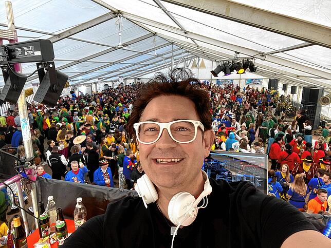 „Dj kaufe“ legt auch bei Narrentreffen auf. Sein Markenzeichen ist die weiß gerahmte Brille ohne Gläser.