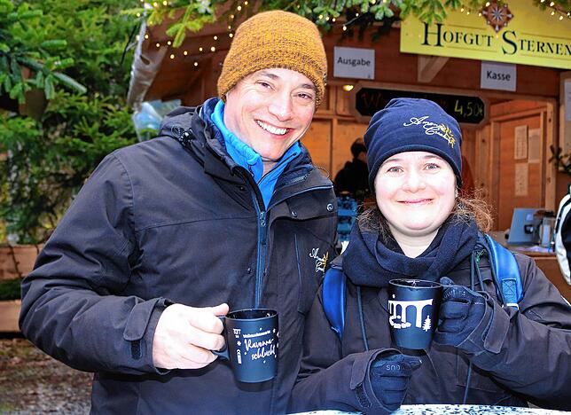 Melani Amadas und Sandro Krähenman kommen aus der Schweiz auf den Weihnachtsmarkt.