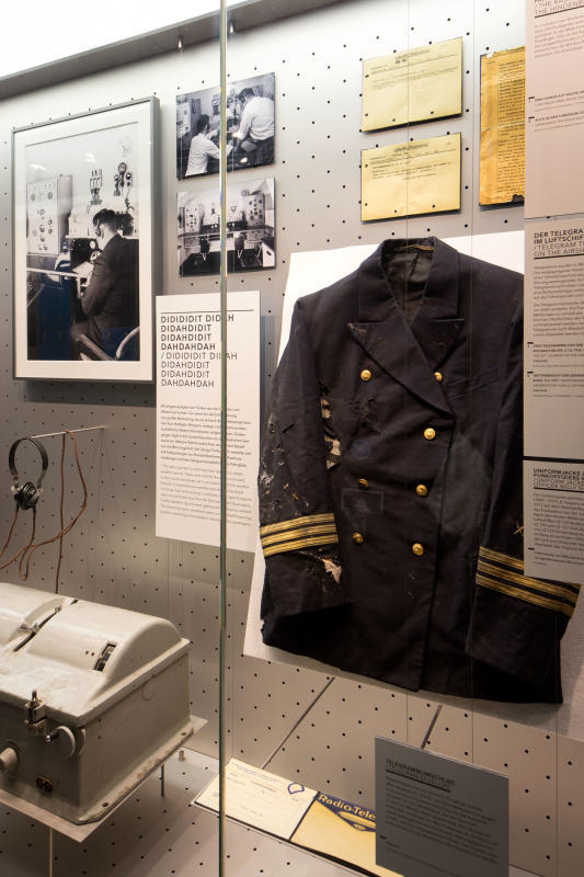 Die Uniformjacke eines Funkers von LZ 129. Luftschiff-Offiziere waren wie Marine-Offiziere gekleidet. Im Ersten Weltkrieg hatte die ...