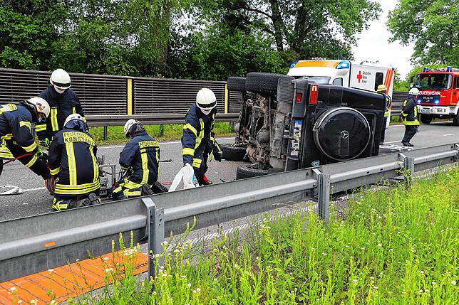 Bild 1: Bei einem schweren Autounfall auf der B33 nahe dem Flugplatz werden zwei Personen verletzt, es kommt zu langen Staus