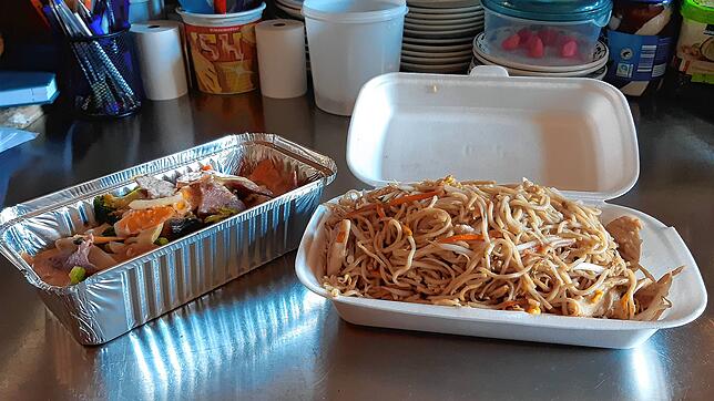 Gerichte zum Mitnehmen eines Restaurants in Engen im Styroporbehälter und Aluminiumschale &ndash; eine davon ist jetzt verboten, die ...