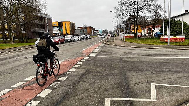 Die Einmündung der Opelstraße (rechts) in die Max-Stromeyer-Straße. Vorfahrt haben die Autofahrer auf der Stromeyerstraße und die Radler ...
