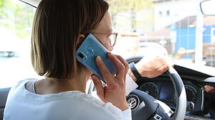 Eine Frau mit Handy am Ohr, während sie fährt. (Symbolbild) Das geht gar nicht, sagt die Polizei. Deshalb hat sie jüngst kontrolliert in ...