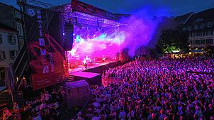 Die Sportfreunde Stiller sorgen für Stimmung beim Lörracher Stimmen-Festival.