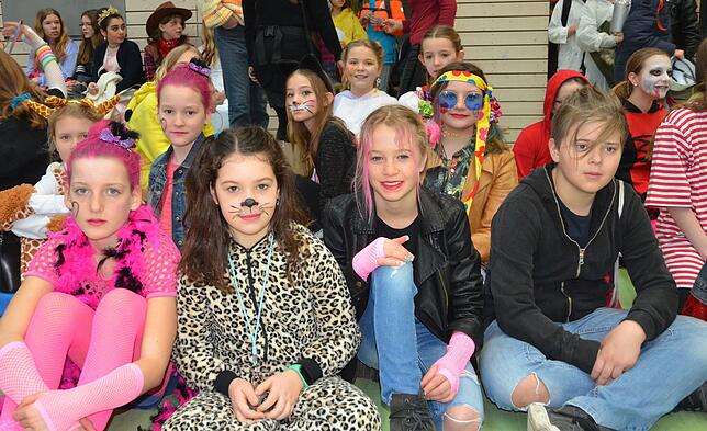 Masken, Masken, Masken – wohin man blickt im Bildungszentrum: überall Masken und Schüler, die sich über die Fastnacht freuen. ...