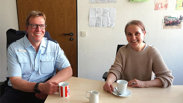 Jürgen Spill, in der Prävention tätiger Polizeikommissar am Polizeistandort Waldshut-Tiengen, spricht mit unserer Mitarbeiterin Ursula ...
