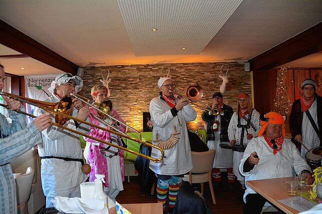 Den ganzen Tag über ziehen die verschiedenen Musikgruppen durch die örtlichen Lokale und heizen mit fetziger Musik und Gesang überall ...