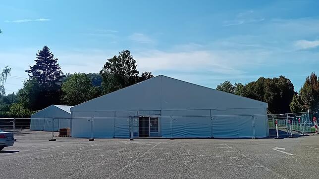 Zelt zur Flüchtlingsunterbringung in Steinen im Kreis Lörrach