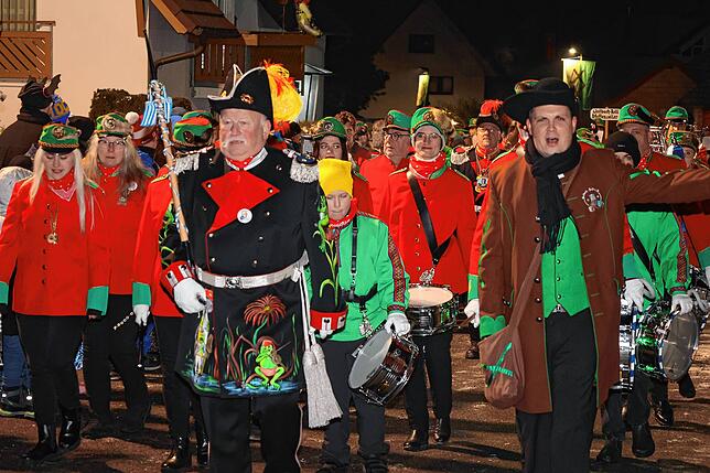 Die Katzenmusik Villingen unter der Leitung von Peter Schmid (Mitte) in Begleitung von Manual Straub vom Vorstandsteam der ...