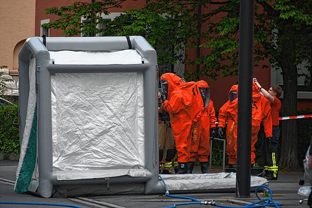 Einsatzkräfte mit Atemschutzgerät und Dekontaminierungszelte sind in der Innenstadt von Singen zu sehen gewesen.