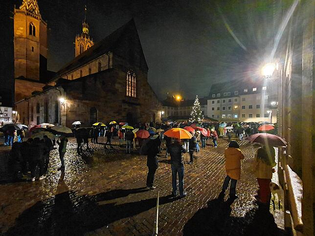 Gegen Corona-Maßnahmen in Villingen: Am Montag, 27 Dezember, versammeln sich rund 300 Personen beim Münster. Bild: Norbert Trippl