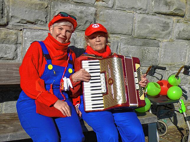 Heike Ihler (links) mit ihrer Mutter Marianne Wiggenhauser hocken auf einem Bänkle vor der Kirche. Marianne Wiggenhauser lässt es sich ...