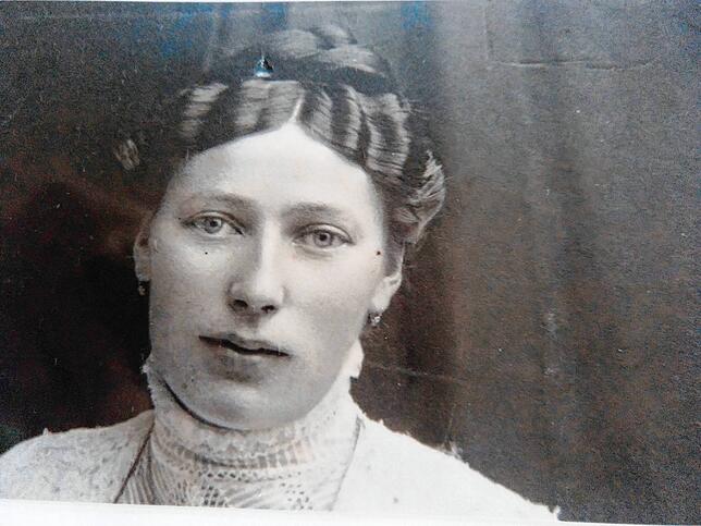 Josefine Riegger ist die Namensgeberin des Fotobuchs, das ihre Enkelin Marianne Riegger zusammenstellt.