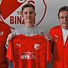 Erster Neuzugang: Sportchef Matthias Tschöp (links) und Trainer Karl-Frieder Sütterlin (rechts) begrüßen Stürmer Hannes Brenneisen vom ...