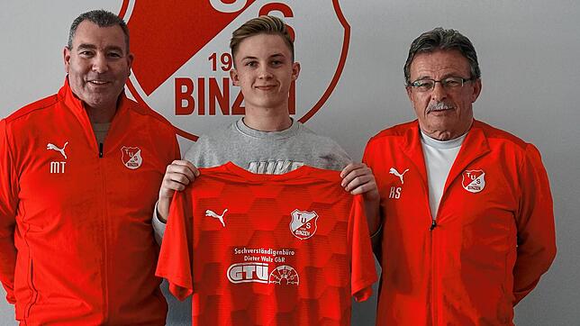 Erster Neuzugang: Sportchef Matthias Tschöp (links) und Trainer Karl-Frieder Sütterlin (rechts) begrüßen Stürmer Hannes Brenneisen vom ...