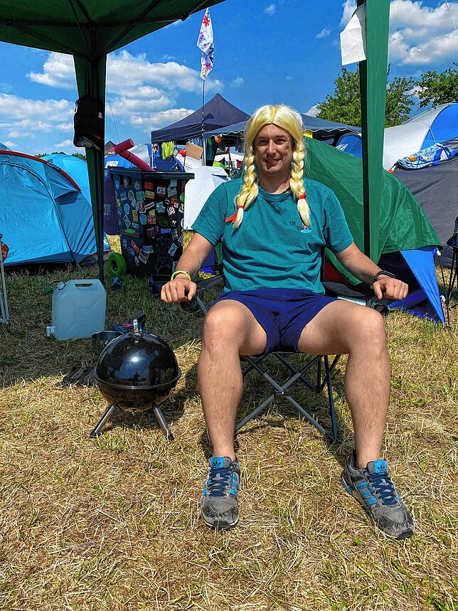 Dany ist aus Berlin angereist. Ein Grill gehört für ihn unbedingt auf die Packliste für ein Festival.