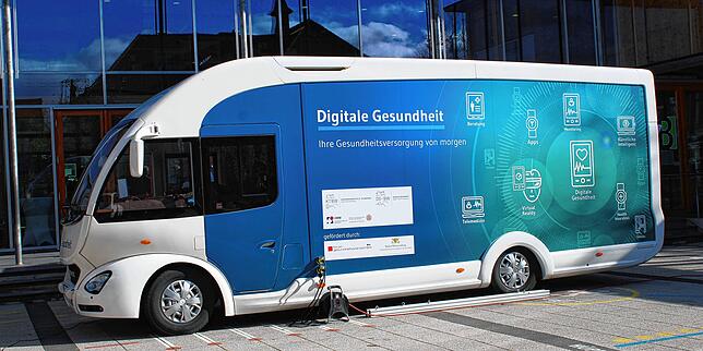 Der Digital Health Truck auf dem Schulhof der Gemeinschaftsschule in Steißlingen.