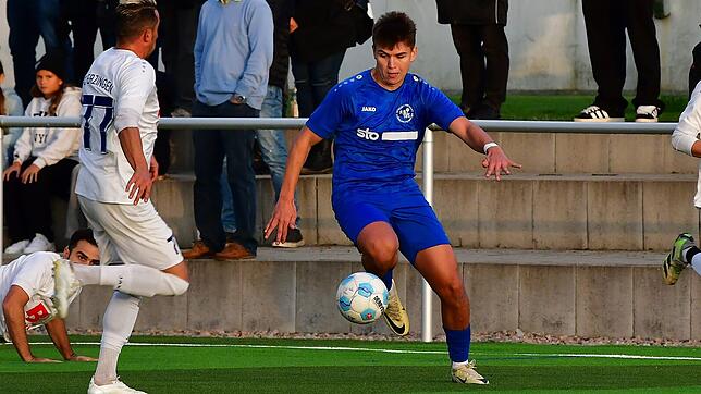 In Torlaune: David Scheu – hier in der Partie beim FC Erzingen – steuerte beim SV Unteralpfen drei Tore zum 4:1-Sieg des Tabellenführers ...