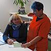 Pflegedienstleiterin Inga Sträßer und Bereichsleiterin Claudia Bernauer (v.l.) besprechen die aktuellen Einsatzpläne für den Bereich ...