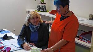Pflegedienstleiterin Inga Sträßer und Bereichsleiterin Claudia Bernauer (v.l.) besprechen die aktuellen Einsatzpläne für den Bereich ...