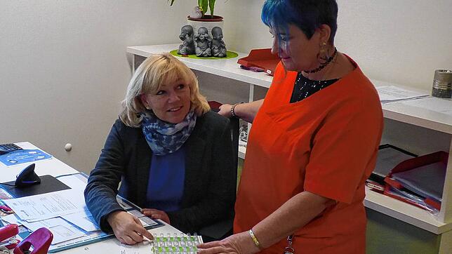 Pflegedienstleiterin Inga Sträßer und Bereichsleiterin Claudia Bernauer (v.l.) besprechen die aktuellen Einsatzpläne für den Bereich ...