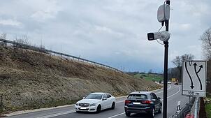 Mit Kameras an der B33 misst das Regierungspräsidium die Zahl der Fahrzeuge und die Verkehrsströme zwischen Konstanz und Allensbach. ...