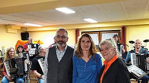 Petra Mattes (Mitte) ist neue Schriftführerin beim Akkordeon-Verein. Der Vorsitzende Markus Reif und Sabine Kramer-Rempe gratulieren. ...