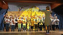 Die älteren Kinder des Kinderchores Binzgen führen das Musical „Tuishi pamoja – eine Freundschaft in der Savanne“ auf. Am zweiten Tag ...
