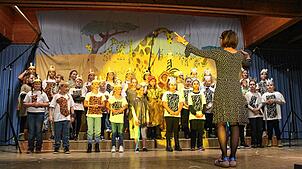Die älteren Kinder des Kinderchores Binzgen führen das Musical „Tuishi pamoja – eine Freundschaft in der Savanne“ auf. Am zweiten Tag ...
