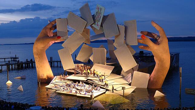 Das Bühnenbild mit den fliegenden Karten zwischen zwei Händen ist der Star der "Carmen"-Inszenierung. Bild: Bregenzer Festspiele