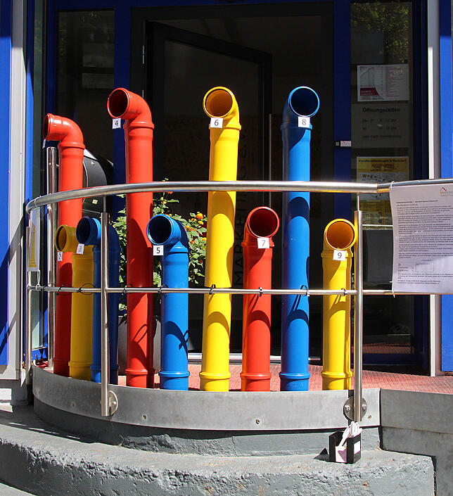 Vor dem Gebäude von Markdorf Marketing stehen neun Röhren, die von den Bürgern der Stadt mit beschrifteten Ideen-Kärtchen befüllt werden ...